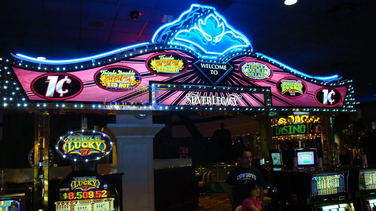 現代賭場老虎機樓面實拍:霓虹招牌下整排視訊機台,從機械轉輪到螢幕slot就是這條演進路(圖:Wikimedia Commons,CC BY 2.0)